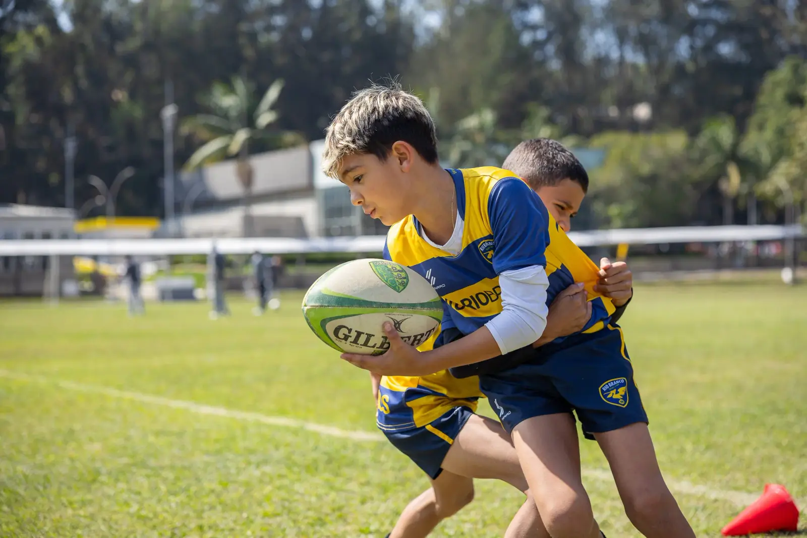 Unidade Granja Vianna: alunos praticando rugby